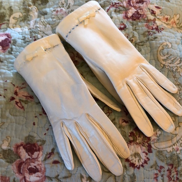 Vintage Accessories - 🎉Vintage white kid gloves🎉 Host Pick 1/18🎉
